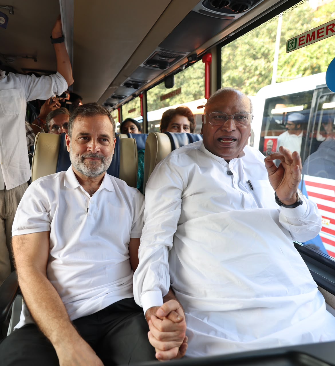 वोट चोरी के खिलाफ प्रदर्शन के बाद इंडिया गठबंधन की 'लंच डिप्लोमेसी', खरगे- राहुल ने फिर उठाई ज्ञानेश कुमार के इस्तीफे क…