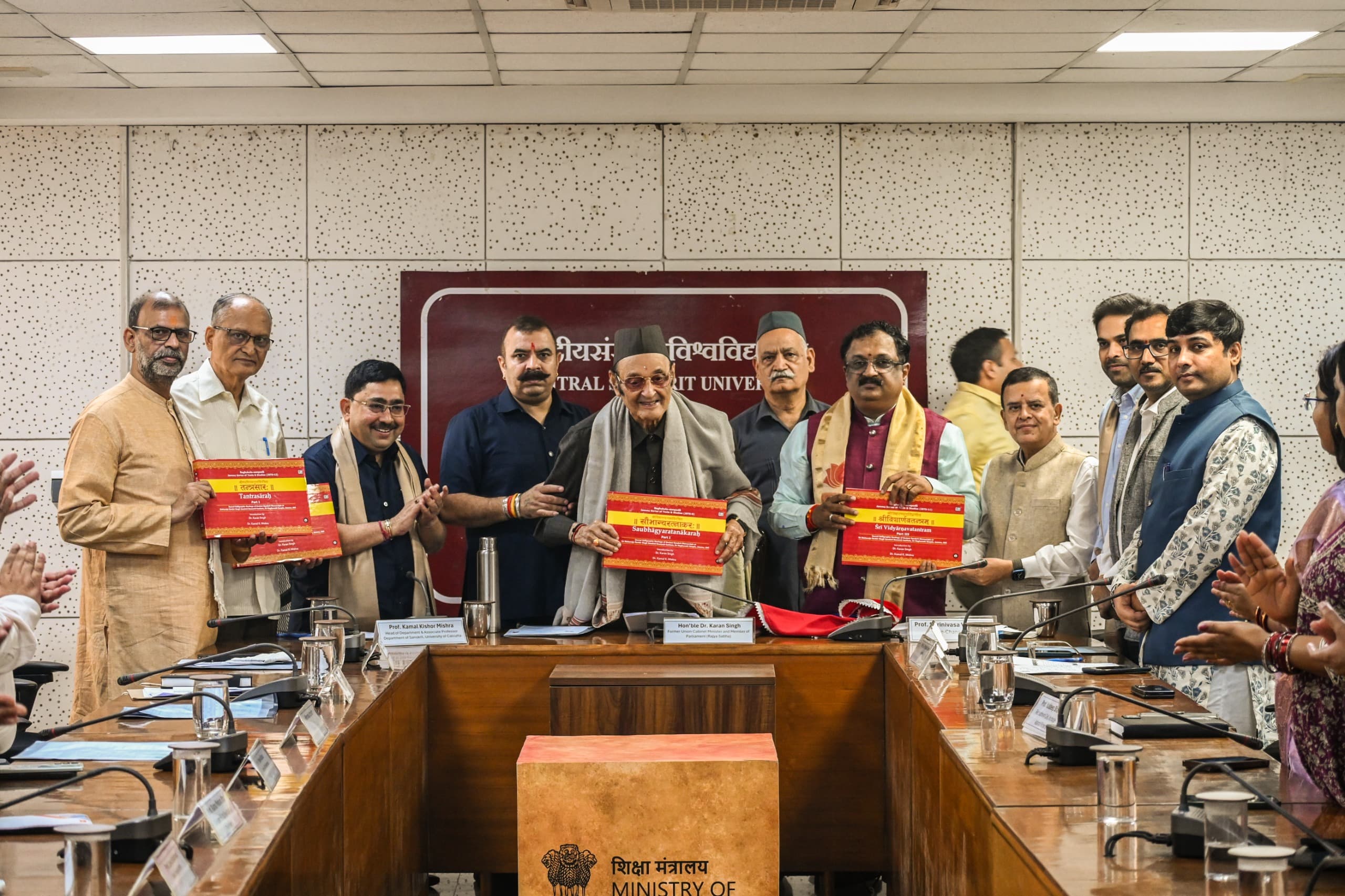 संस्कृत विश्व की महत्वपूर्ण ज्ञानभाषा, भारत के प्राचीन ज्ञान में विश्व के लिए है शांति का संदेश: डॉ करण सिंह