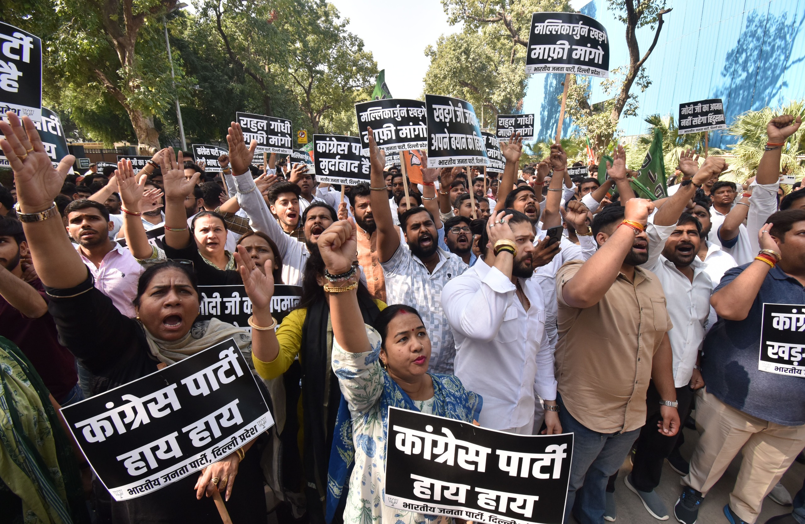 मोदी के पिता लेकर खरगे के बयान से नाराज भाजपा कार्यकर्ताओं का दिल्ली में प्रदर्शन, कई प्रदर्शनकारी हिरासत में