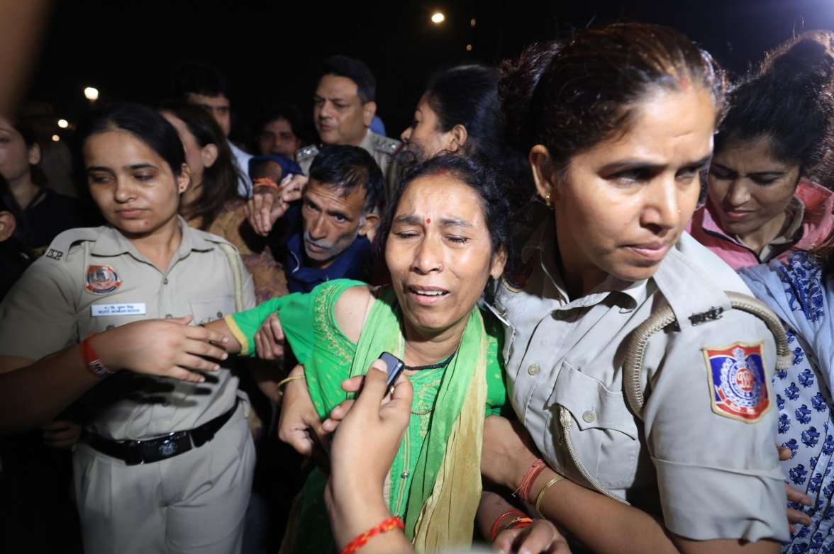 इंडिया गेट पर धरने पर बैठे अंकिता भंडारी के माता-पिता को पुलिस ने हिरासत में लिया, कांग्रेस ने जताया कड़ा विरोध