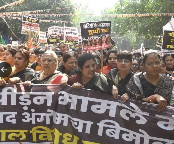 भाजपा महिला नेताओं ने मुर्मु से यौन उत्पीड़न के आरोपी कांग्रेस सांसद को लोकसभा से हटाने की मांग की