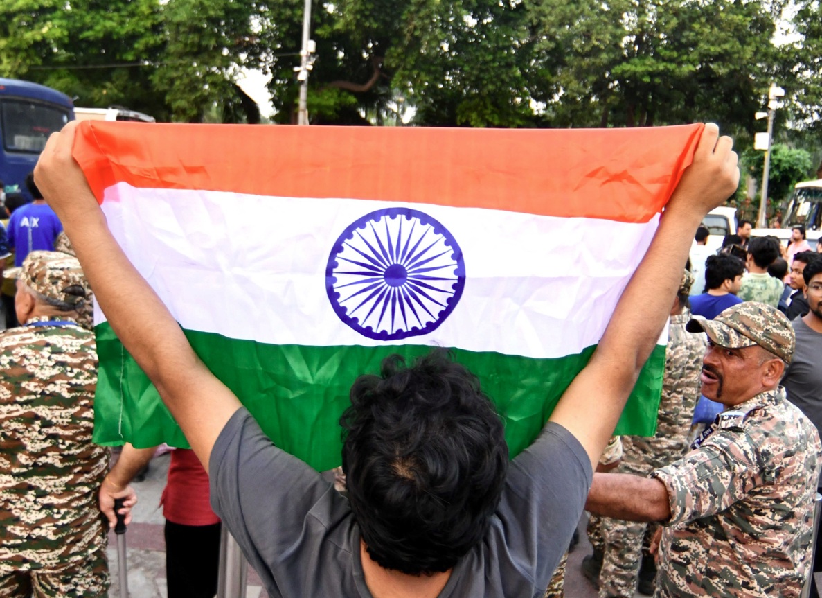 'लहरा दो तिरंगा' प्रदर्शन के दौरान सीजेपी संस्थापक अभिजीत दिपके और आइसा अध्यक्ष नेहा बोरा हिरासत में लिए गए