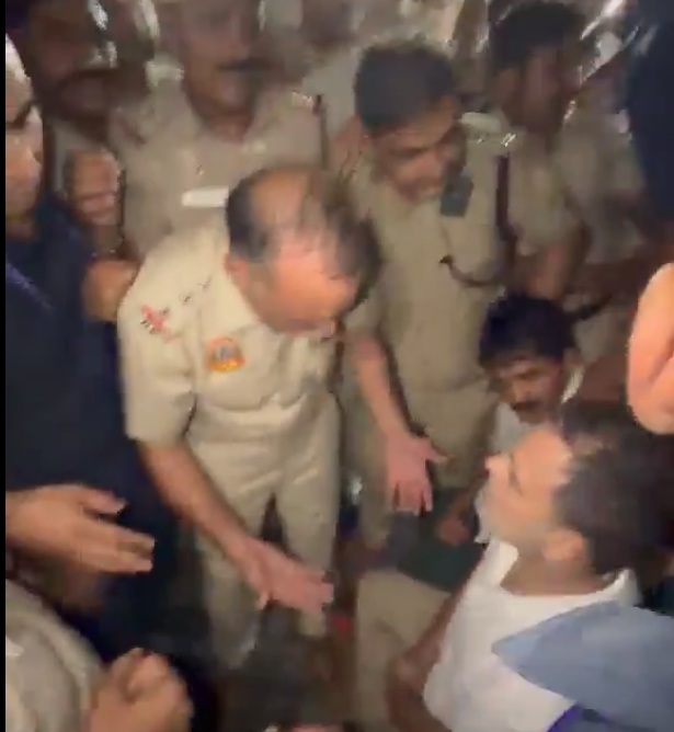 धरना दे रहे कांग्रेस नेताओं से गृह मंत्रालय के अधिकारियों के संपर्क की खबर फर्जी: सरकार