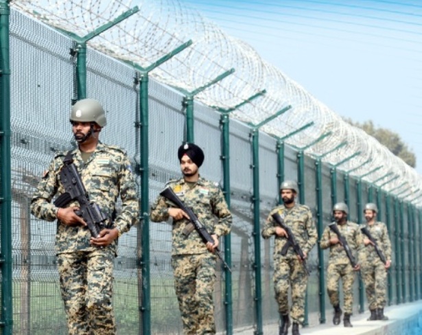 भारत-पाकिस्तान अंतरराष्ट्रीय सीमा पर पाकिस्तानी तस्करों ने ड्रोन से गिराई हेरोइन, बीएसएफ जवानों ने की बरामद