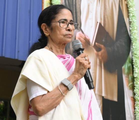 ममता ने आशुतोष एवं सौरव की गिरफ्तारी की निंदा की