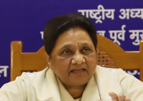 वोट के लालच में गिरगिट की तरह रंग बदल रही है सपा: मायावती
