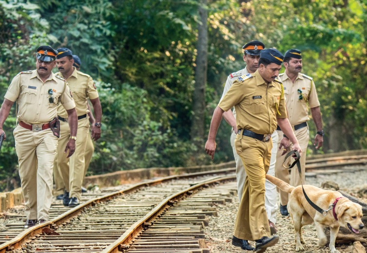 महाराष्ट्र सरकार ने अभिनेता टाइगर श्रॉफ की कार पर हुई फायरिंग की जांच मुंबई अपराध शाखा को सौंपी