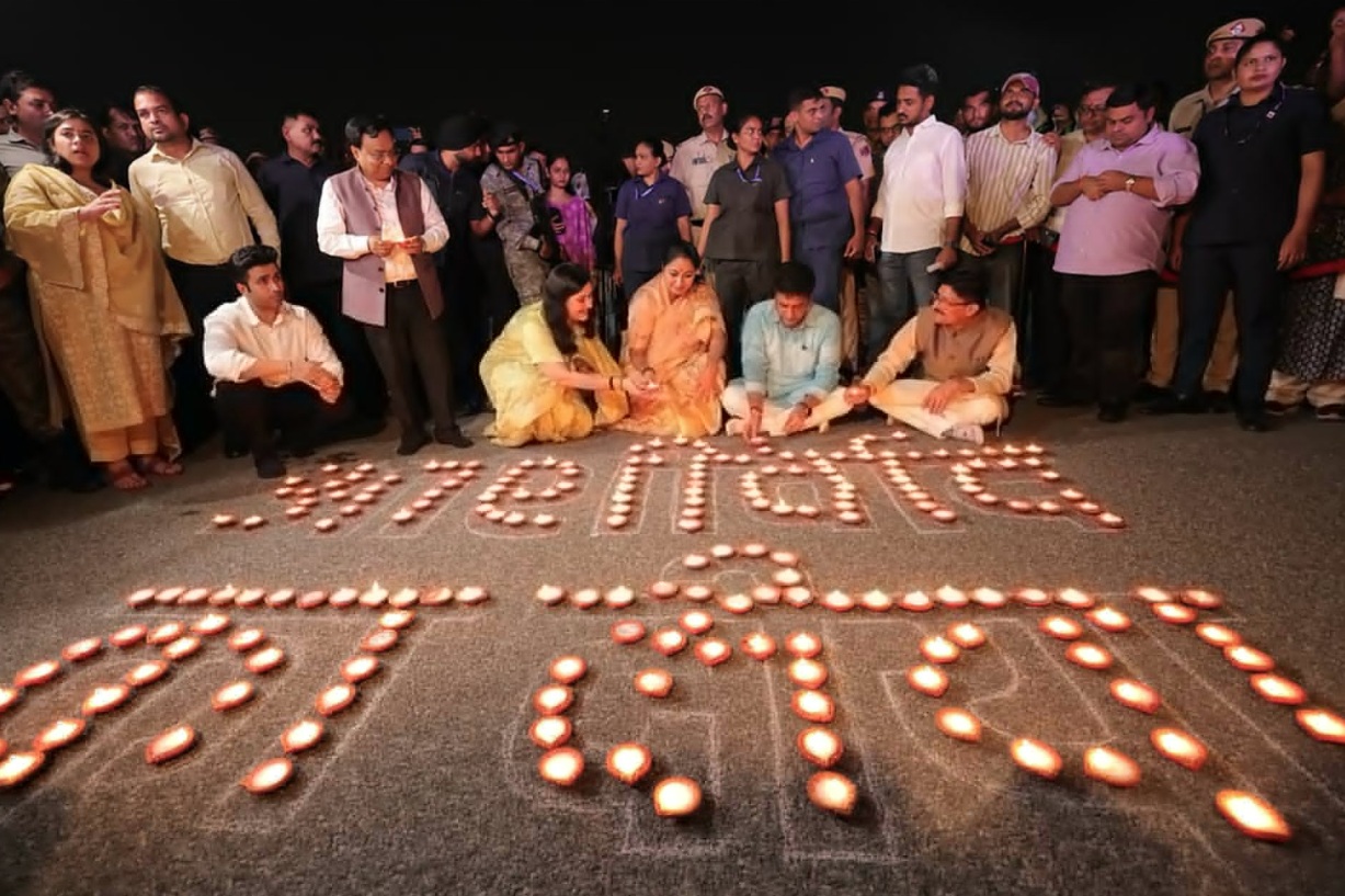 देशभर में धूमधाम से मनाया गया मोदी का जन्मदिन, दीयों की रौशनी से जगमग हुई जन्मस्थली वडनगर, कर्मभूमि काशी