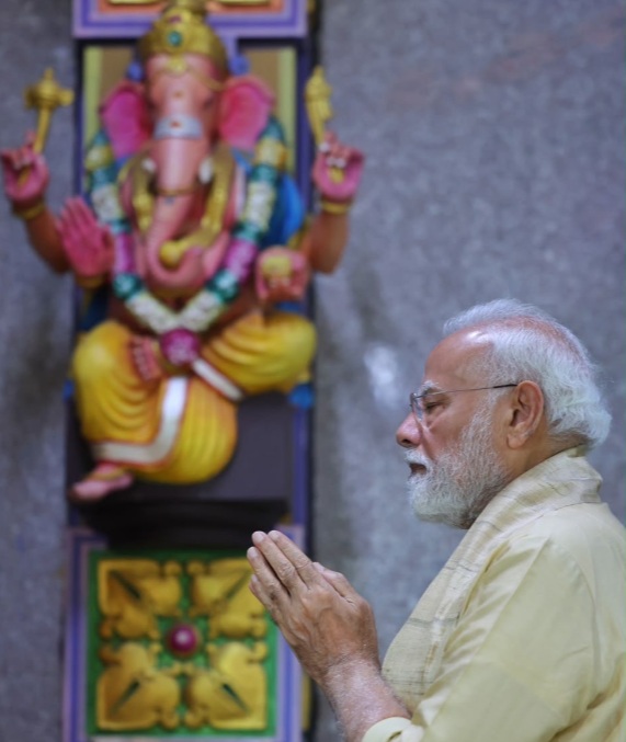मोदी के सार्वजनिक जीवन के 25 साल पूरे, श्री विनायक मंदिर में की पूजा अर्चना
