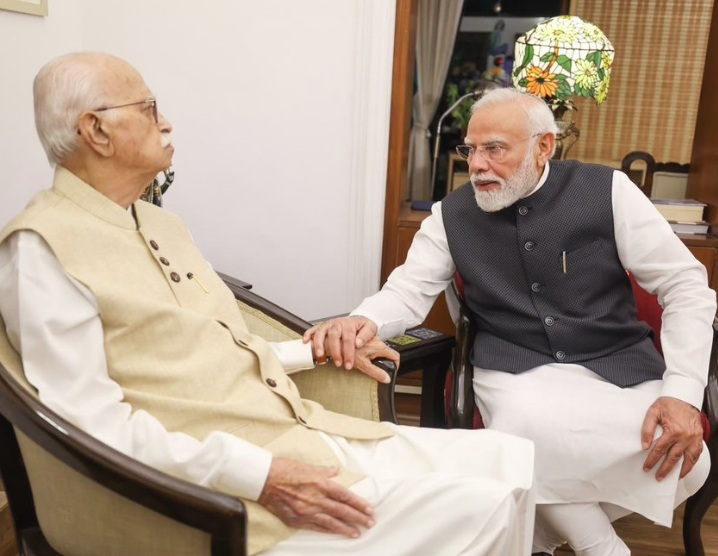 मोदी ने आडवाणी के घर जाकर लिया आशीर्वाद
