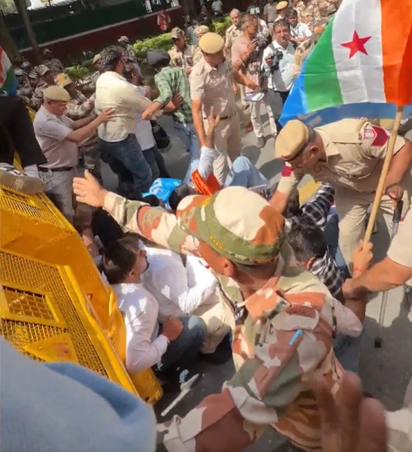 एनएसयूआई का जंतर-मंतर मार्च, दिल्ली पुलिस ने सैकड़ों कार्यकर्ताओं को लिया हिरासत में