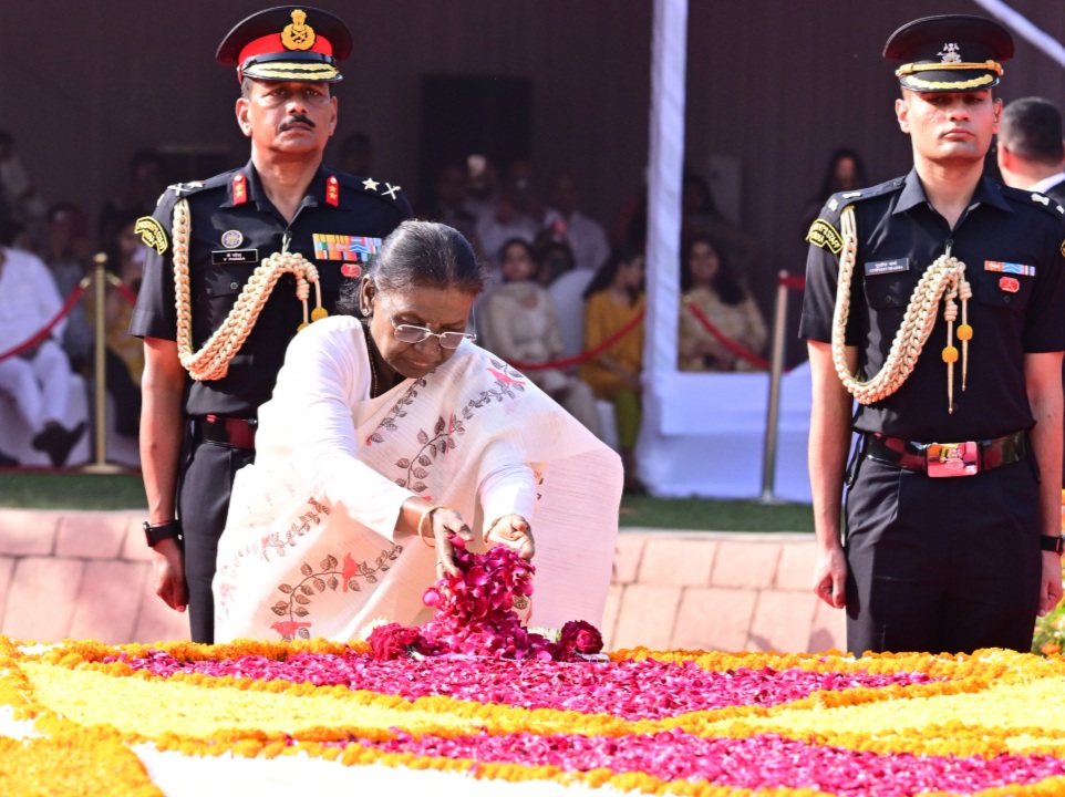 मुर्मु, मोदी ने लाल बहादुर शास्त्री को विजय घाट जाकर दी श्रद्धांजलि