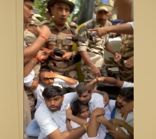 एनएसयूआई का 'जीवित लाश' प्रदर्शन, ज्ञानेश कुमार के इस्तीफे की मांग