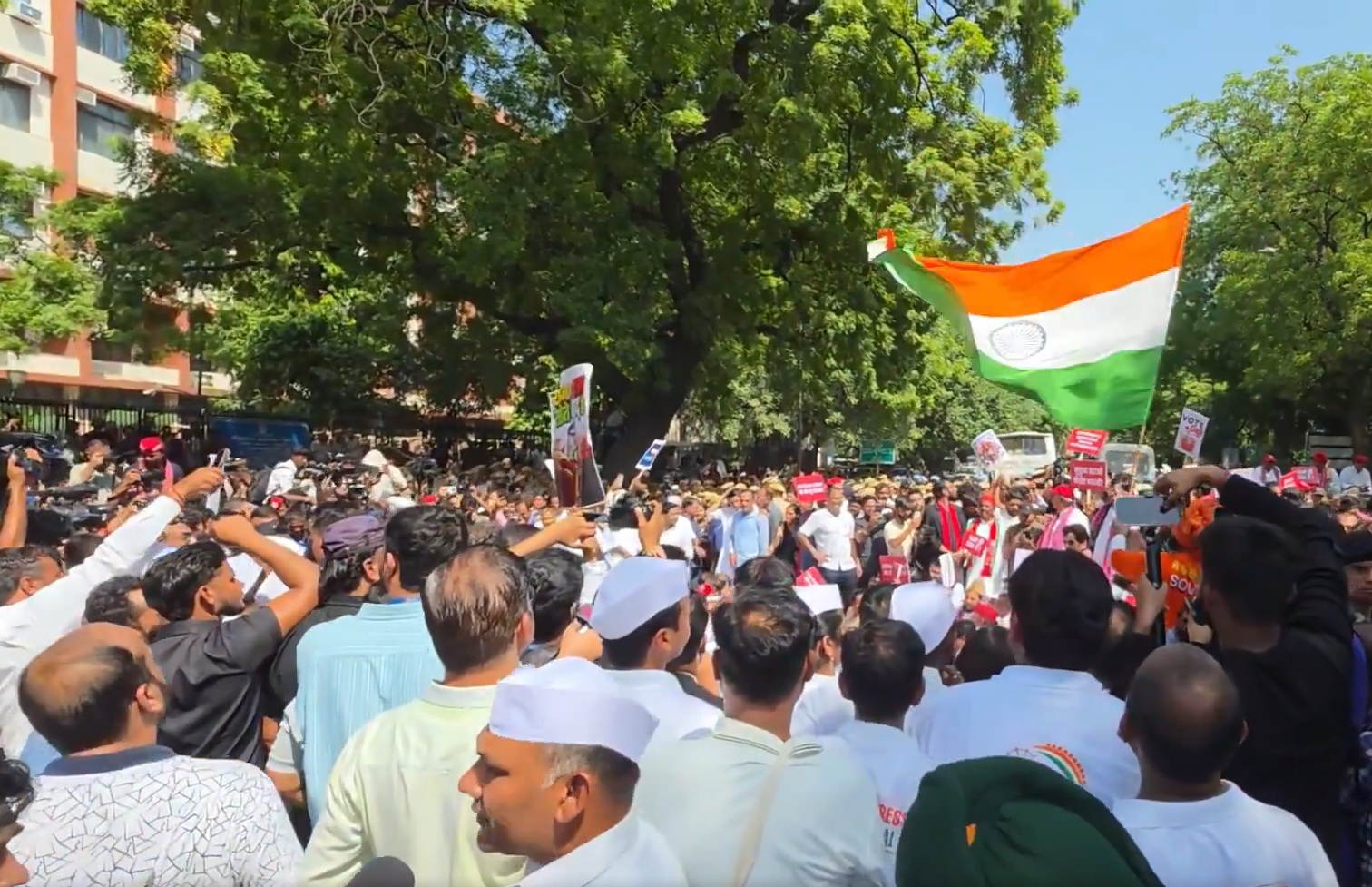 ज्ञानेश कुमार को हटाने की मांग को लेकर विपक्षी सांसदों का मार्च, पुलिस के रोकने पर धरने पर बैठे