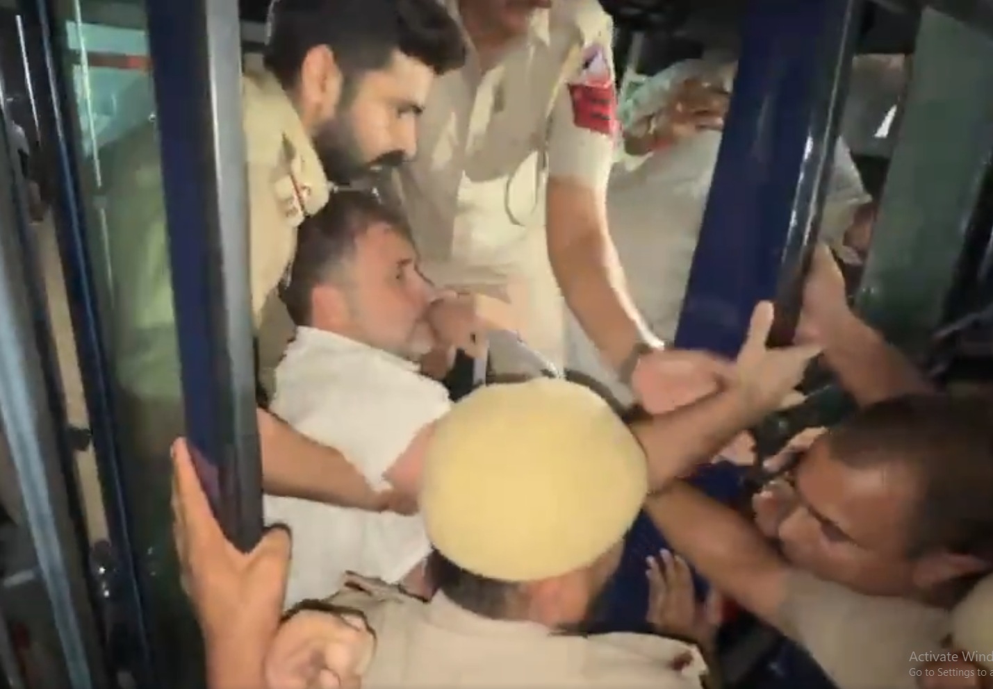 चुनाव आयोग के खिलाफ विपक्ष का हंगामेदार प्रदर्शन, राहुल-प्रियंका को पुलिस ने धरने से उठाया
