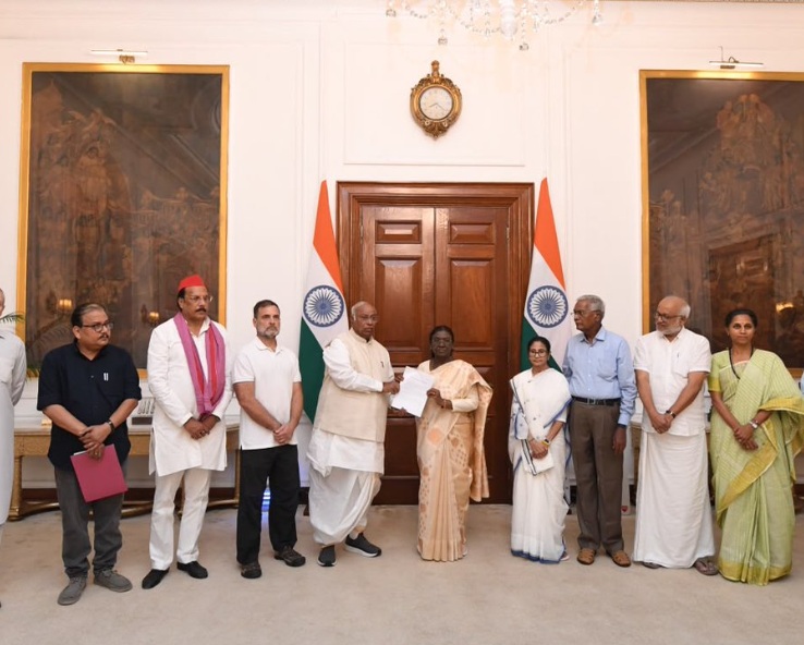 राष्ट्रपति से मिला इंडिया गठबंधन का प्रतिनिधिमंडल, मुर्मु ने वोट चोरी के आरोपों पर मांगे सबूत: राहुल