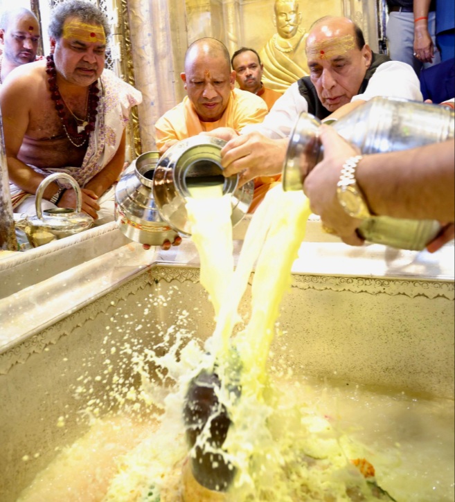 राजनाथ, योगी और नायडू ने काशी विश्वनाथ मंदिर में किया पूजन, मोदी के लिए मांगी दीर्घायु