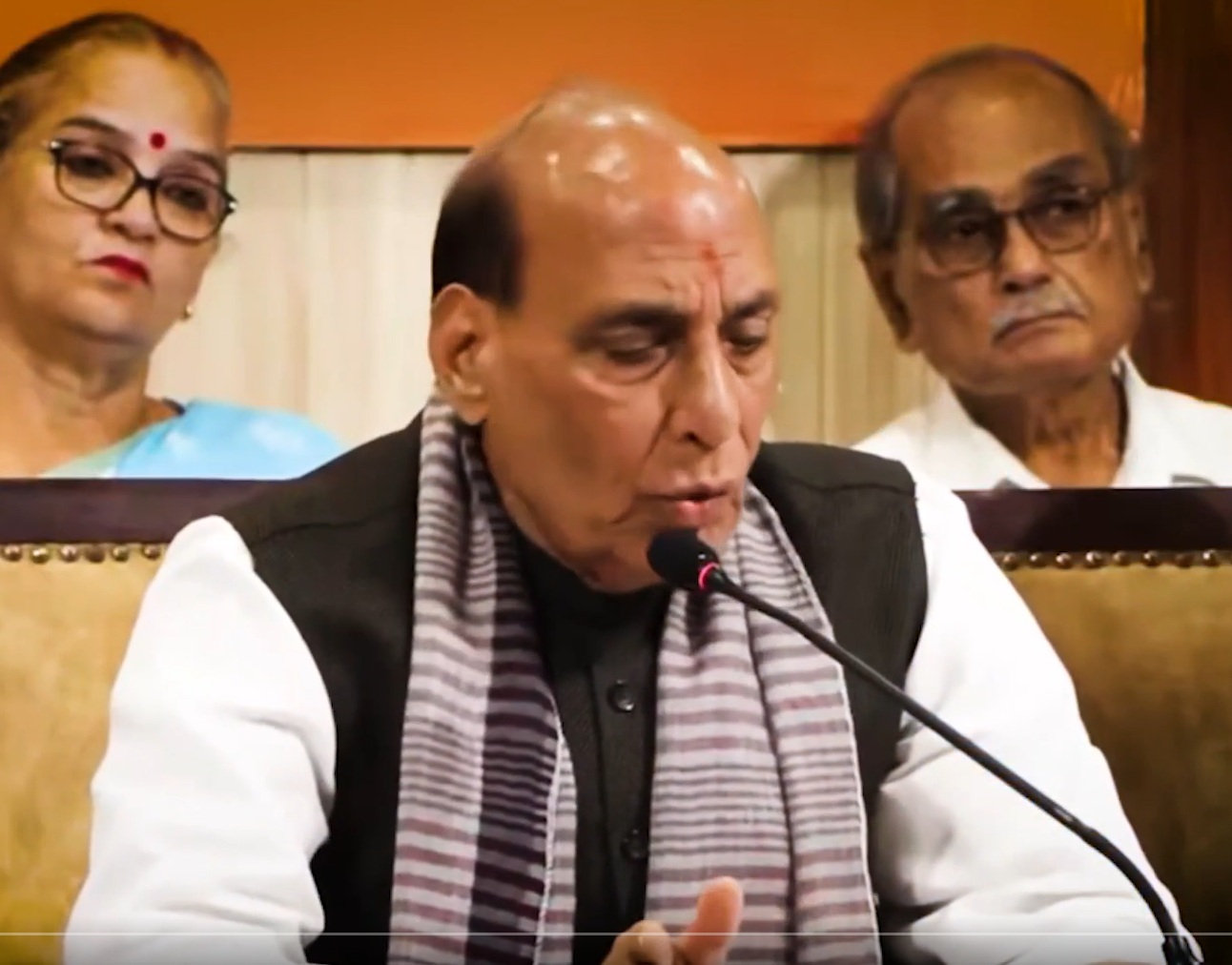 कांग्रेस हिंसा के जरिए सत्ता परिवर्तन का मॉडल अपनाना चाहती है: राजनाथ