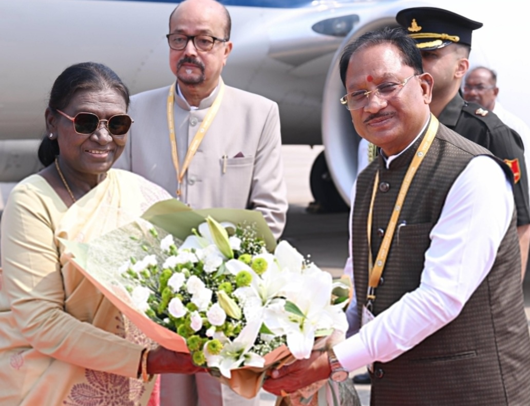 राष्ट्रपति द्रौपदी मुर्मु दो दिवसीय छत्तीसगढ़ दौरे पर पहुंचीं, रायपुर में मुख्यमंत्री विष्णुदेव साय ने किया स्वागत