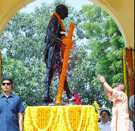 मुख्यमंत्री योगी ने महात्मा गांधी और लाल बहादुर शास्त्री को जयंती पर किया नमन