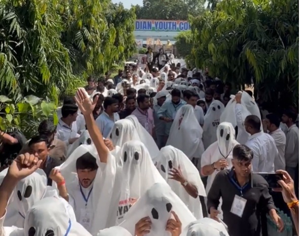 'भूत' बन ज्ञानेश को डराने पहुंचे युवा कांग्रेस कार्यकर्ता, इस्तीफे की मांग की