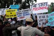 NEW DELHI, NOV 9 (UNI):- Police form a circle around protesters as they demonstrate against the Central and State governments’ failure to curb alarming AQI levels and their adverse impact on public health at India Gate on Sunday. UNI PHOTO- RITIK SHARMA 11U NEW DELHI, NOV 9 (UNI):- Police form a circle around protesters as they demonstrate against the Central and State governments’ failure to curb alarming AQI levels and their adverse impact on public health at India Gate on Sunday. UNI PHOTO- RITIK SHARMA 11U