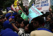 NEW DELHI, NOV 9 (UNI):- Police form a circle around protesters as they demonstrate against the Central and State governments’ failure to curb alarming AQI levels and their adverse impact on public health at India Gate on Sunday. UNI PHOTO- RITIK SHARMA 12U NEW DELHI, NOV 9 (UNI):- Police form a circle around protesters as they demonstrate against the Central and State governments’ failure to curb alarming AQI levels and their adverse impact on public health at India Gate on Sunday. UNI PHOTO- RITIK SHARMA 12U