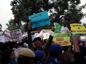 NEW DELHI, NOV 9 (UNI):- Police form a circle around protesters as they demonstrate against the Central and State governments’ failure to curb alarming AQI levels and their adverse impact on public health at India Gate on Sunday. UNI PHOTO- RITIK SHARMA 9U NEW DELHI, NOV 9 (UNI):- Police form a circle around protesters as they demonstrate against the Central and State governments’ failure to curb alarming AQI levels and their adverse impact on public health at India Gate on Sunday. UNI PHOTO- RITIK SHARMA 9U