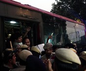 NEW DELHI, NOV 9 (UNI):- Protesters are detained in buses during demonstrations against the Central and State governments’ failure to control alarming AQI levels and their impact on public health, despite the area being a designated no-protest zone at India Gate on Sunday. UNI PHOTO- RITIK SHARMA 18U NEW DELHI, NOV 9 (UNI):- Protesters are detained in buses during demonstrations against the Central and State governments’ failure to control alarming AQI levels and their impact on public health, despite the area being a designated no-protest zone at India Gate on Sunday. UNI PHOTO- RITIK SHARMA 18U