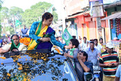 JHARKHAND, NOV 9 (UNI):- Jharkhand Chief Minister Hemant Soren's wife and JMM MLA Kalpana Murmu Soren campaign and election rally ahead of Ghatshila By Election in Ghatshila, Jharkhand on Sunday. UNI PHOTO- 99U JHARKHAND, NOV 9 (UNI):- Jharkhand Chief Minister Hemant Soren's wife and JMM MLA Kalpana Murmu Soren campaign and election rally ahead of Ghatshila By Election in Ghatshila, Jharkhand on Sunday. UNI PHOTO- 99U