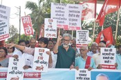 PATNA, JULY 18 (UNI):- CPI-ML General Secretary Dipankar Bhattacharya with supporters during protest against the filing of a case against a journalist during Special intensive Revision (SIR media coverage), in Patna on Friday.UNI PHOTO-93U PATNA, JULY 18 (UNI):- CPI-ML General Secretary Dipankar Bhattacharya with supporters during protest against the filing of a case against a journalist during Special intensive Revision (SIR media coverage), in Patna on Friday.UNI PHOTO-93U