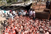 NEW DELHI,MAR 14 (UNI):-Residents face difficulties in getting domestic LPG cylinders amid Strait of Hormuz transit disruptions, though the government denies any shortage.UNI PHOTO-105U BY-Subrata Dutta