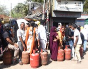 NEW DELHI,MAR 14 (UNI):-Residents face difficulties in getting domestic LPG cylinders amid Strait of Hormuz transit disruptions, though the government denies any shortage.UNI PHOTO-107U BY-Subrata Dutta